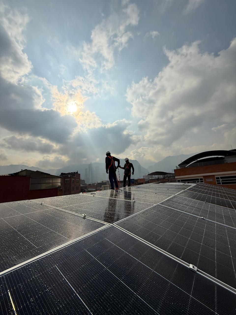 Instalación solar industrial de Voltiva en Mercavícola, Bogotá